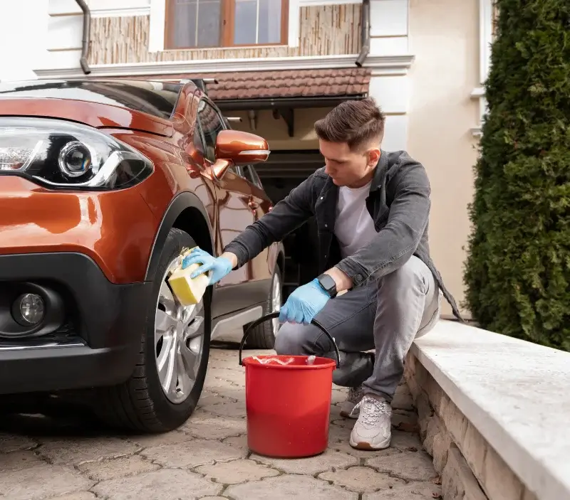 Lavage auto à domicile Laslades : professionnel intervenant sur un véhicule